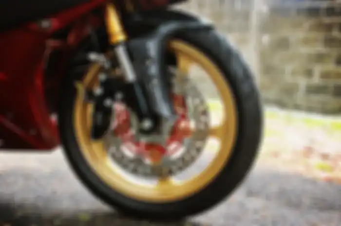 Dika Modified memasang suspensi Yamaha R15 V3 di V2