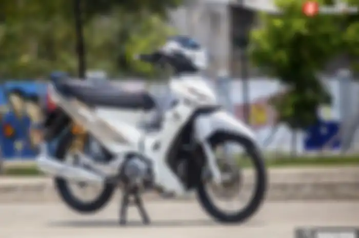Honda Supra X 125 jadi kinclong dan mewah sehabis modifikasi, pakai aksesoris mahal jadi berkelas.