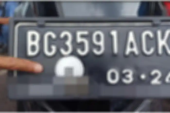 Stiker hologram bebas tilang polisi tampak sudah terpasang di pelat nomor motor.