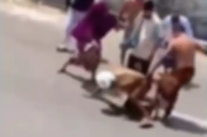 Mencekam, video anak SMA naik motor ugal-ugalan hingga hampir menabrak emak-emak, endingnya terkapar oleh warga.
