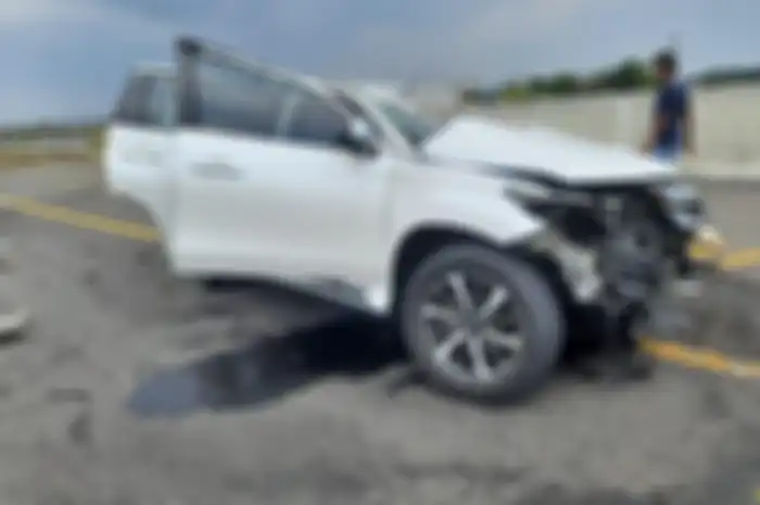 Foto mobil yang ditumpangi Vanessa Angel tampak hancur lebur. Foto ini dibanjiri doa dari netizen di media sosial. 