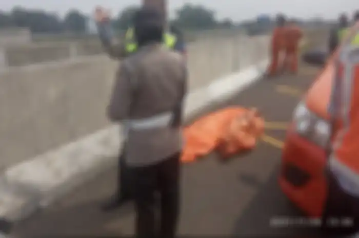 Foto jenazah Vanessa Angel yang tergeletak di jalan Tol Jombang bikin syok netizen. Foto ini beredar luas di media sosial.