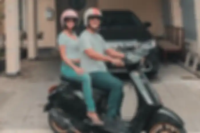 Intip kuy pose mesra artis Vanessa Angel dan sang suami di atas motor, pasti bikin netizen iri.