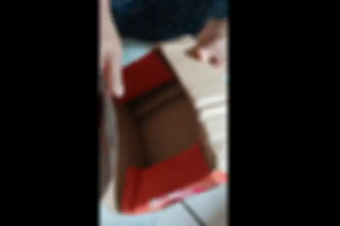 Kardus paket Shopee yang harusnya isinya adalah HP Xiaomi malah kosong tak bersisa