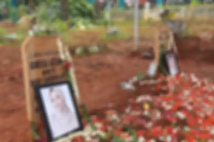 Foto makam Bibi Andriansyah yang beredar luas di media sosial masih tampak basah.