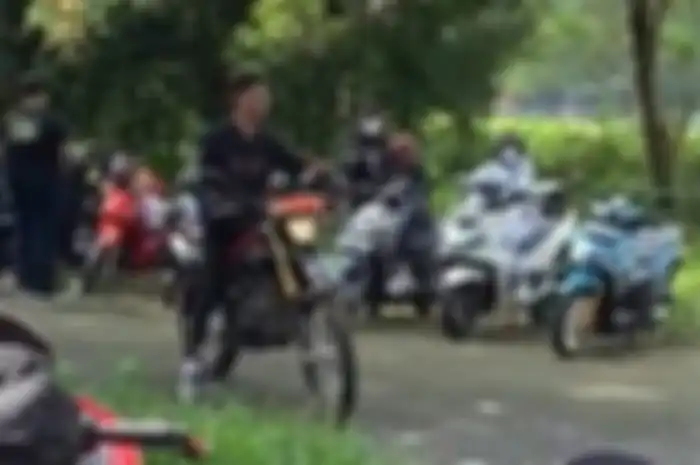 Bukan main, motor trail Honda CRF 150L dengan pelat dinas malah dipakai pergi sunmori (sunday morning ride).