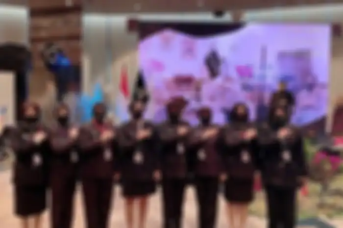 Foto ahli forensik Polri, dokter Sumy Hastry Purwanti bareng polisi wanita (polwan) yang tampak gagah bikin bangga netizen