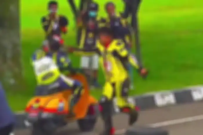 Kesal dibikin jatuh di tikungan terakhir, pembalap Vespa Race ini marah sampai lempar helm ke rivalnya.