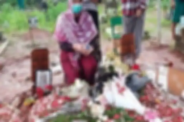 Foto makam Vanessa Angel bak kapal pecah bikin geram netizen di media sosial.