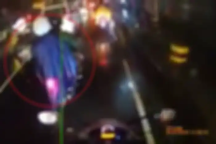 Bahaya pakai jas hujan ponco atau kelelawar di musim hujan, efeknya bisa seperti di video ini bro!