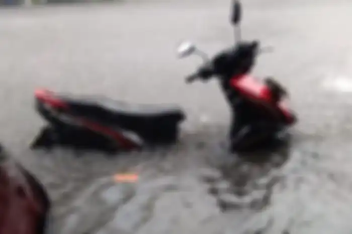 ILUSTRASI. Motor terendam air banjir rob, jangan lakukan beberapa hal ini biar tetap aman.