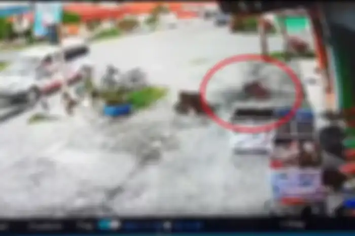 Viral, video ambulans yang sedang membawa pasien menerobos lampu merah menabrak pemotor sampai tewas.
