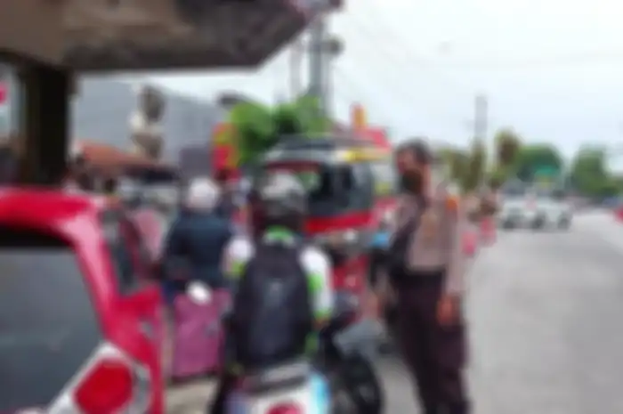 Bikin pemotor kaget, ada Polisi sedang menggelar razia bagi warga yang belum divaksin Covid-19 di jalan raya. 