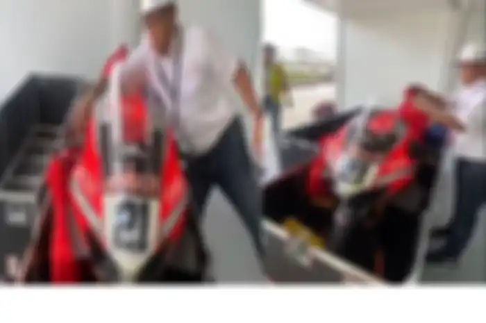 Motor WSBK Indonesia 2021 diunboxing tanpa izin, ternyata harga Ducati Panigale V4R setara puluhan kali gaji presiden Jokowi.