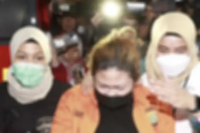 Foto anak Nia Daniaty yang keluar dari ruang pemeriksaan di Polda Metro Jaya dengan baju tahanan berwarna oranye tersebar luas di media.