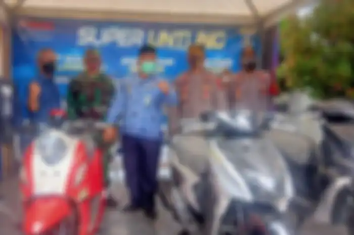 Vaksinasi di Kajen Pekalongan, berhadiah sepeda motor Yamaha.