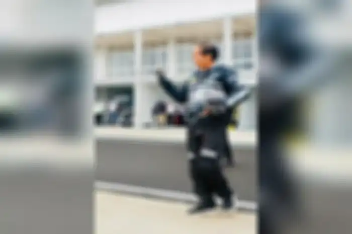 Outfit Presiden Jokowi saat mendatangi Sirkuit Mandalika jadi sorotan.