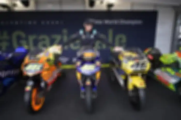 Valentino Rossi bersama motornya selama balapan