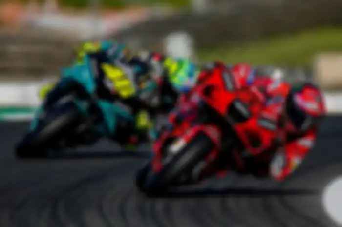 Francesco Bagnaia di depan gurunya yaitu Valentino Rossi