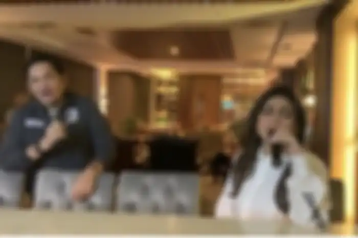 Farhat Abbas yang tampak rukun dengan Nia Daniaty membuat netizen heboh. Dia sengaja beri pesan menohok ke suami Olivia Nathania.
