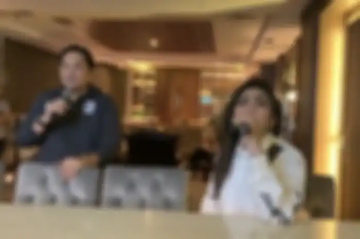Farhat Abbas yang tampak rukun dengan Nia Daniaty membuat netizen heboh. Dia sengaja beri pesan menohok ke suami Olivia Nathania.