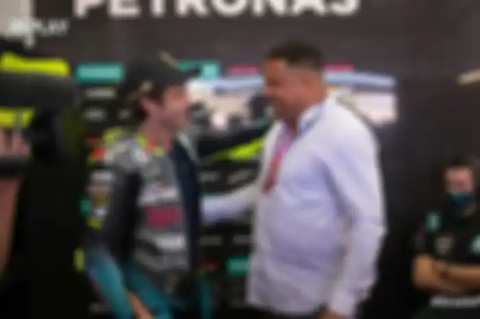 Kaget Valentino Rossi ada pesepakbola legendaris di paddock Petronas Yamaha SRT sebelum Race MotoGP Valencia 2021.