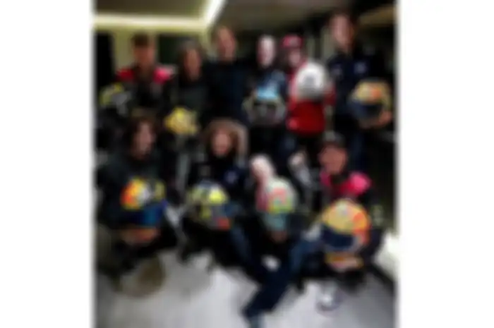 Pembalap akademi VR46 pakai helm spesial tribut perpisahan kepada sang guru, Valentino Rossi di MotoGP Valencia 2021.