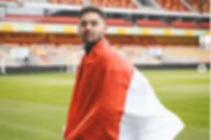 Sandy Walsh membalutkan bendera Merah Putih