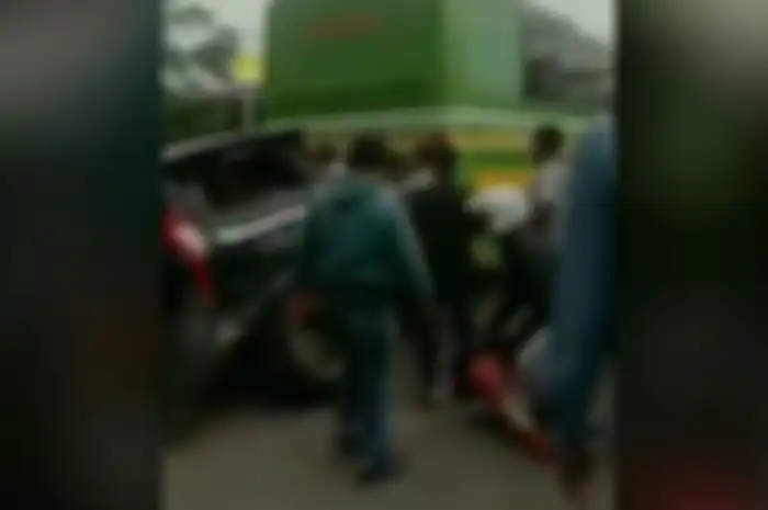 Mobil Mitsubishi Pajero Sport tunggak cicilan, debt collector alias penagih hutang malah kena bacokan.