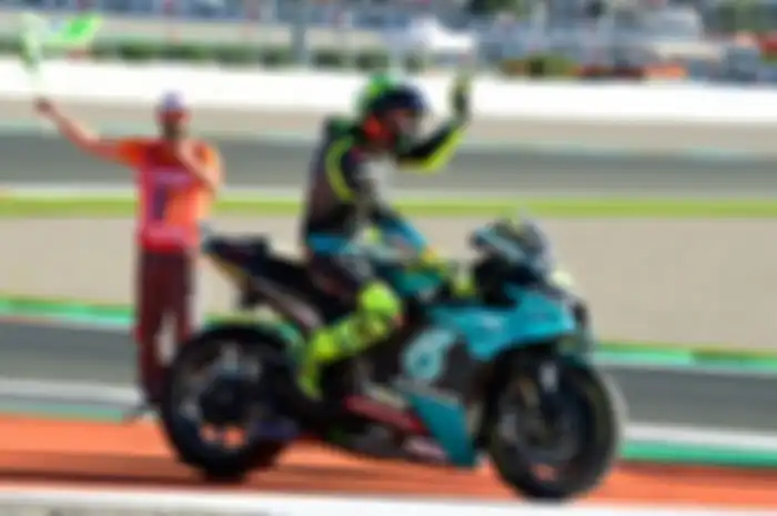 Romantisme Valentino Rossi dengan motor MotoGP Yamaha YZR-M1. Cerita cintas seindah apapun pasti ada akhirnya. Begitu juga Valentino Rossi berpisah dengan motor Yamaha M1 di laga terakhir MotoGP Valencia 2021
