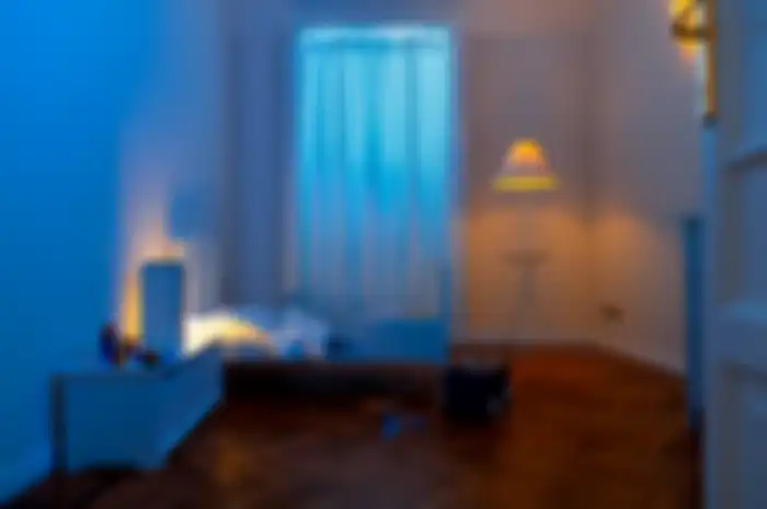 Pembersih udara Philips membersihkan udara di area kamar tidur. 