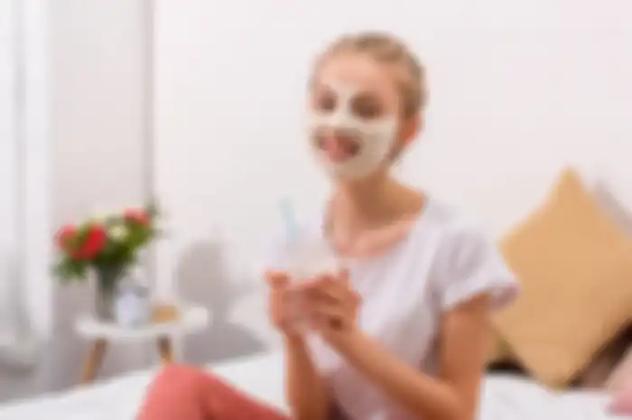 ilustrasi menggunakan susu sebagai skincare