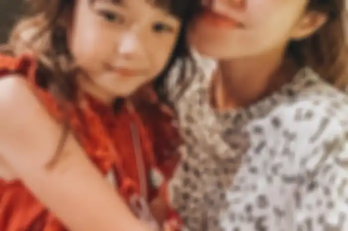 Gisel mengunggah foto dirinya sama Gempi di Instagram. Dalam foto itu Gisel tampak berpose dengan anak kesayangannya itu. 