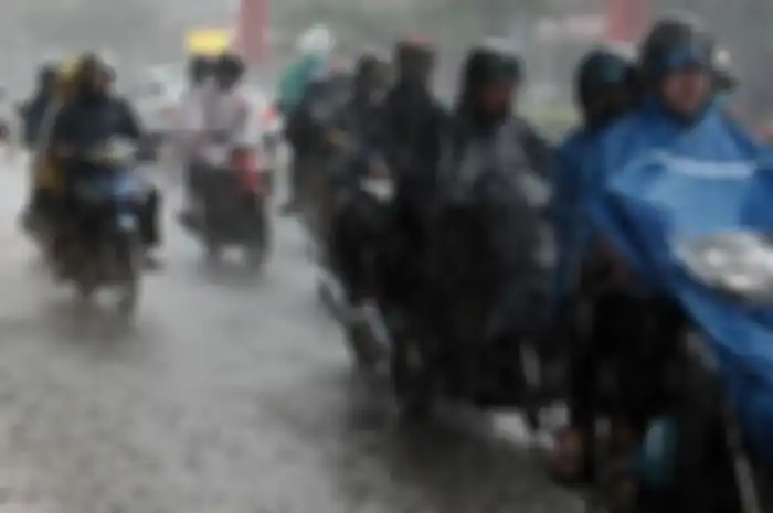 Bikers wajib catat segini tekanan ban motor saat berkendara di tengah musim hujan, jangan sampai salah ya.