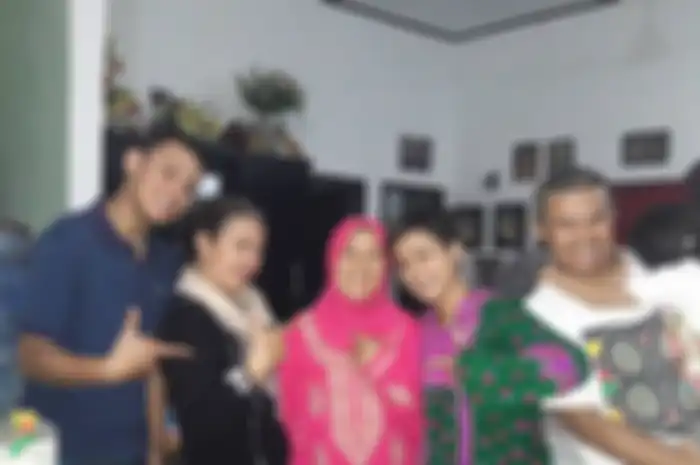 Foto tampang asisten rumah tangga (ART) ibunda Nirina Zubir yang bernama Riri Khasmita digeruduk netizen di media sosial.
