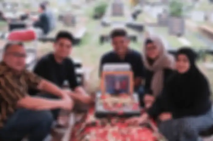 Dua tahun setelah kepergian ibunda, Nirina Zubir kembali dirundung duka. istri Ernest Cokelat tersandung kasus ini hingga masuk kantor polisi.