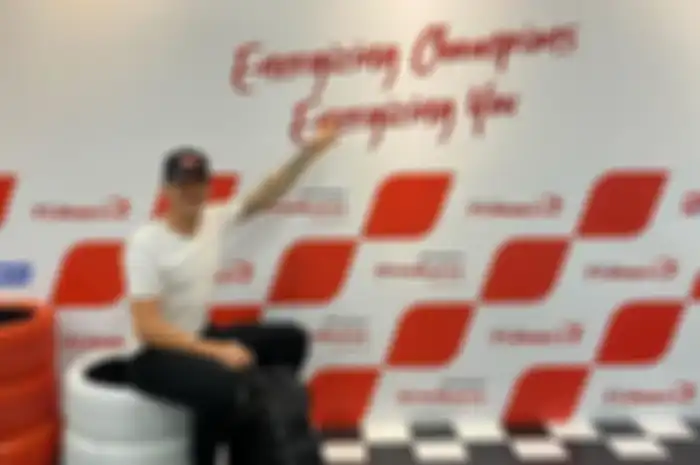 Pembalap WSBK, Scott Redding beri uang ke bocah penjual gelang di Mandalika, langsung banjir pujian dari netizen.