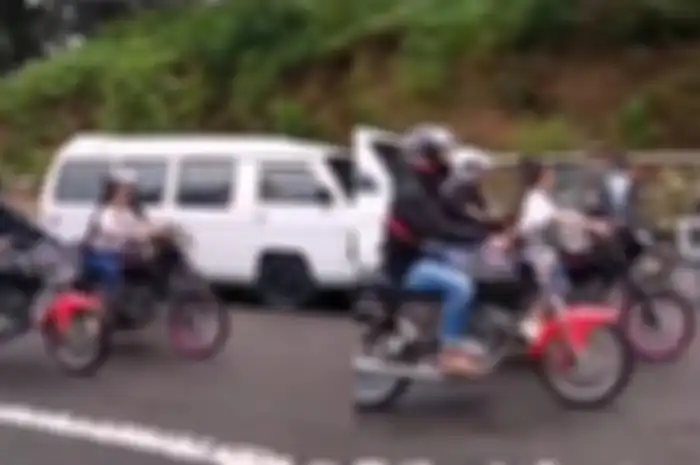 Viral di media sosial video cewek kayak ratu jalanan geber motor pakai knalpot brong di Tawangmangu, Jawa Tengah, polisi sudah punya identitasnya.