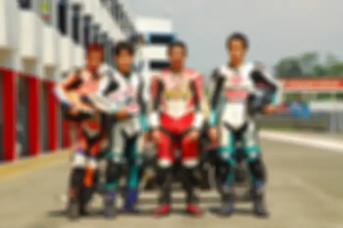 Inilah sosok Kuan Meng Heng (wearpack merah) pembawa tim marshal asal Malaysia yang prestasinya di dunia balap bikin melongo.