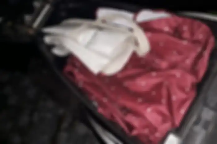 Jas hujan basah disimpan di bagasi jok bisa merusak?