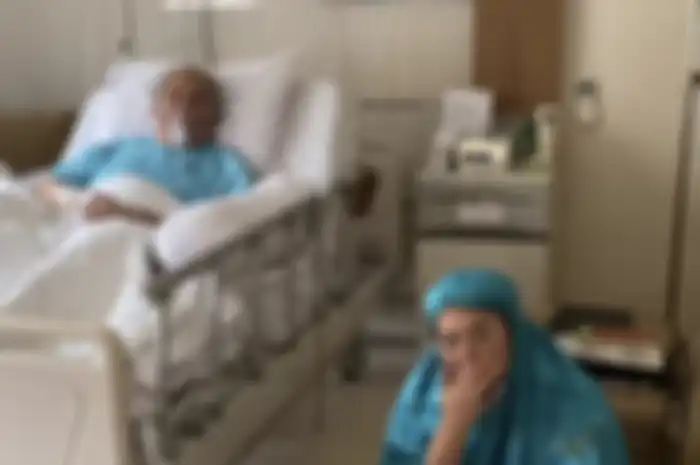 Foto ayah Nirina Zubir yang memakai selang oksigen di RS menjadi sorotan. Kondisi sang ayah itu dibagikan istri Ernest Cokelat di Instagram.
