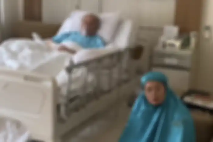 Nirina Zubir mengunggah foto ayahnya yang terbaring lemah di rumah sakit. Sang ayah terserang stroke usai tahu harta ibu Nirina digasak ART. 