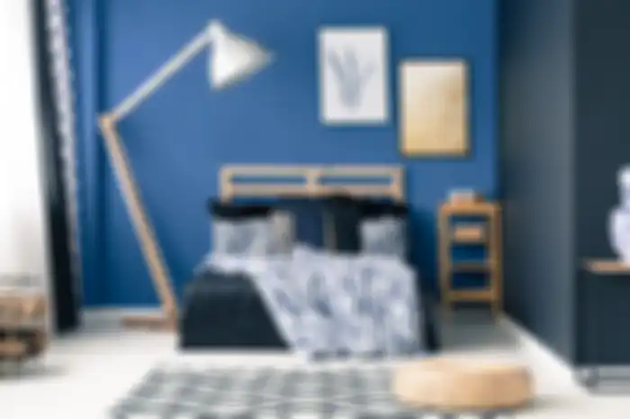 Interior kamar tidur dengan warna biru yang berani