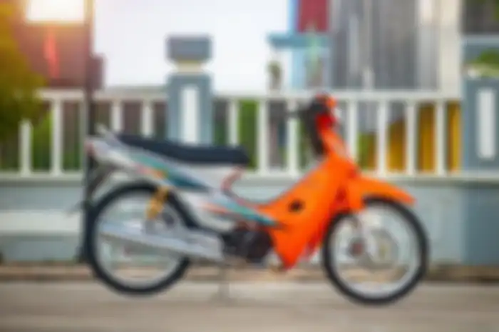 Honda Supra 'Bapak' kena modifikasi super kece, warna bodi nyentrik bertabur part berkelas
