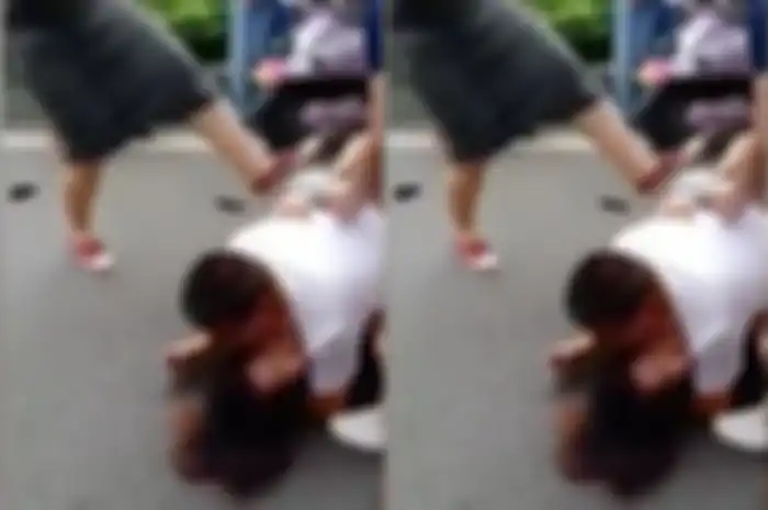 Wanita ditendang hingga ditelanjangi di depan banyak orang