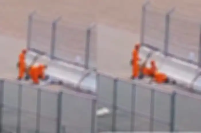 Video salah satu marshal WSBK tengah melakukan sholat di pinggiran Sirkuit Mandalika