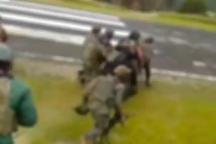 Foto jenazah Sertu Ari Baskoro beredar di media sosial. Prajurit yang bertugas di Papua ini adalah anggota Kodam Iskandar Muda Banda Aceh. 
