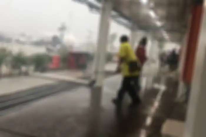 Video banjir di Sirkuit Mandalika sampai masuk ke paddock tim WSBK pada ajang WSBK Indonesia 2021.