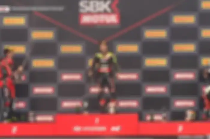 Ada salah satu keunikan saat gelaran balap WorldSBK Indonesia 2021 di sirkuit Mandalika, Lombok, yang tidak ditemui di ajang balap MotoGP.
