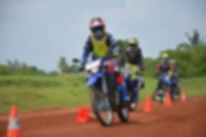 Mau naik motor trabasan tapi postur tubuh kurang tinggi, begini tipsnya